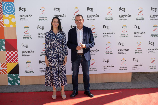 La presidenta de Ciudadanos, Inés Arrimadas y el presidente de la Diputación de Zamora, Francisco José Requejo, posan en un photocall de la Feria Internacional de Queso Fromago, a 16 de septiembre de 2022, en Zamora, Castilla y León (España)