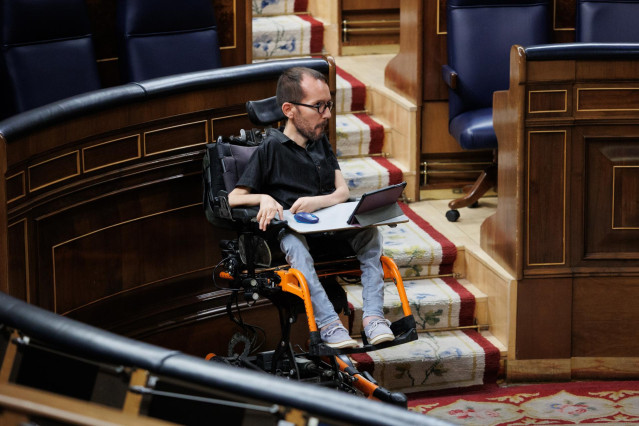 El portavoz de Unidas Podemos en el Congreso de los Diputados, Pablo Echenique, interviene durante una sesión plenaria en el Congreso