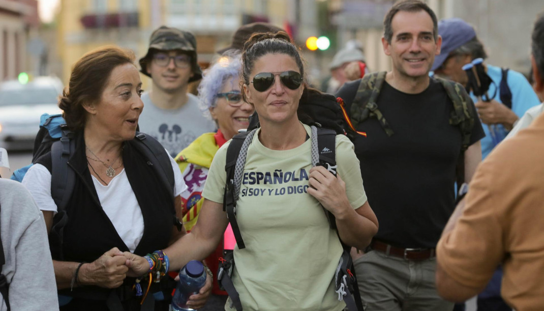 La ex portavoz de Vox en Andalucía Macarena Olona (c) comienza el Camino de Santiago, en Sarria, Lugo, Galicia (España)