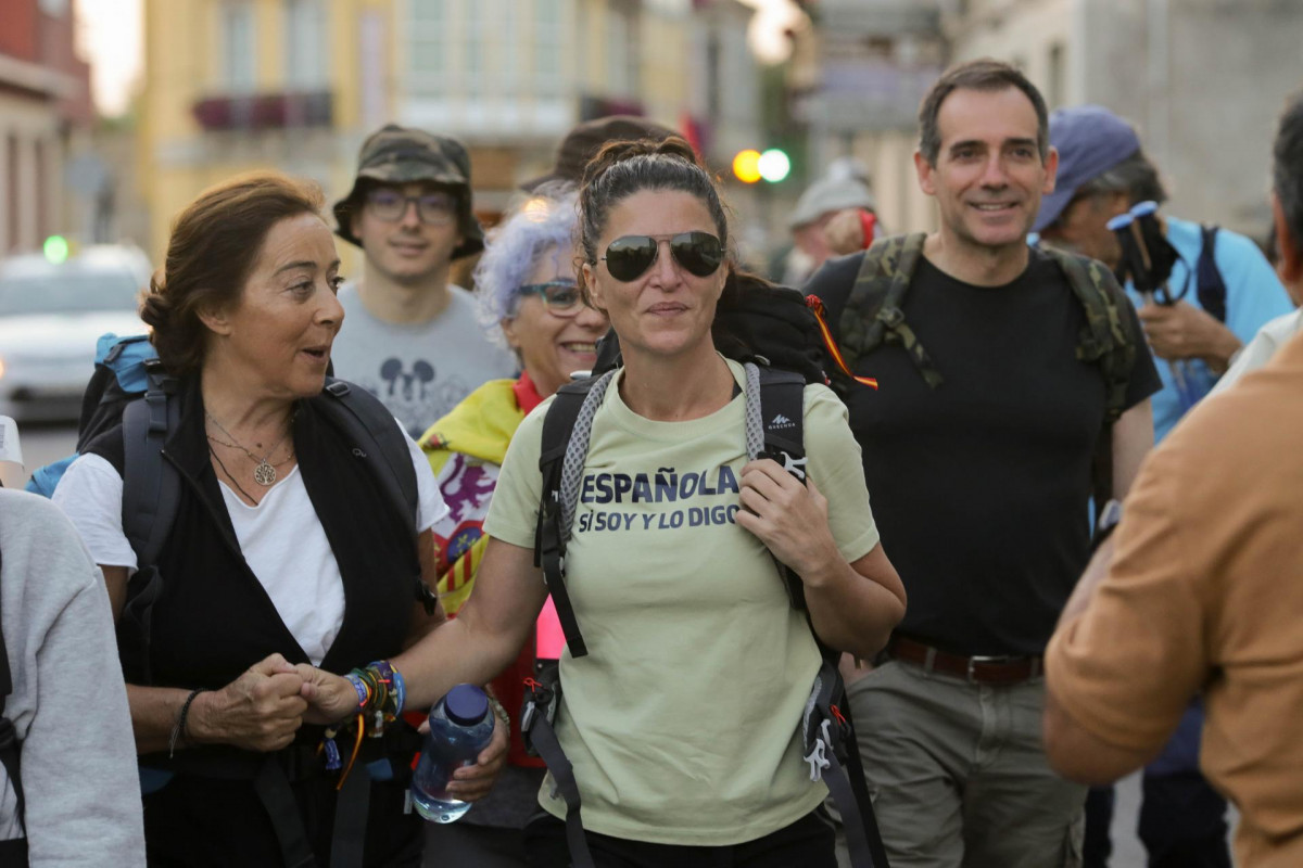 La ex portavoz de Vox en Andalucía Macarena Olona (c) comienza el Camino de Santiago, en Sarria, Lugo, Galicia (España)