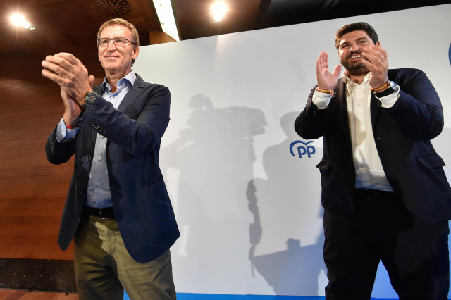El presidente del Partido Popular, Alberto Núñez Feijóo (i) y el presidente de Murcia y del Partido Popular murciano, Fernando López Miras (d), saludan a su llegada a la Junta Directiva Regional del PP, en el Hotel Nelva, a 16 de septiembre de 2022, en Mu