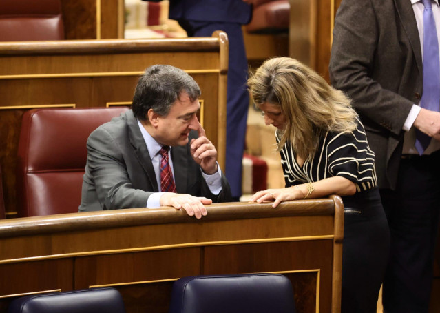 Archivo - La vicepresidenta segunda y ministra de Trabajo y Economía Social, Yolanda Díaz, y el portavoz del PNV en el Congreso, Aitor Esteban