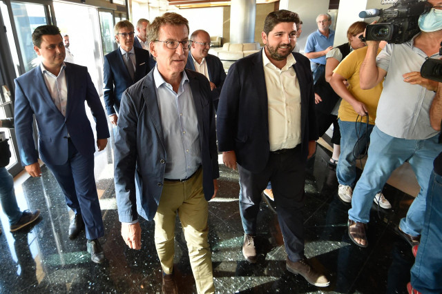 El presidente del Partido Popular, Alberto Núñez Feijóo (i) y el presidente de Murcia y del Partido Popular murciano, Fernando López Miras (d), a su llegada a la Junta Directiva Regional del PP, en el Hotel Nelva, a 16 de septiembre de 2022, en Murcia, Re