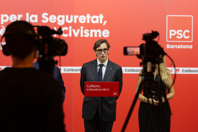 Archivo - El líder del Partido Socialista de Cataluña (PSC) Salvador Illa, comparece tras una conversación mantenida por miembros del PSC en la sede del partido, a 15 de julio de 2022, en Barcelona, Catalunya (España).