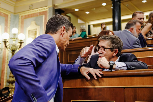 El presidente del Gobierno, Pedro Sánchez (i) y el portavoz del Grupo Parlamentario Socialista en el Congreso