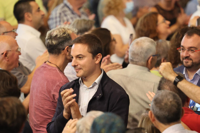 El secretario general del PSOE de Madrid, Juan Lobato, aplaude en el Consejo Político Federal de su formación