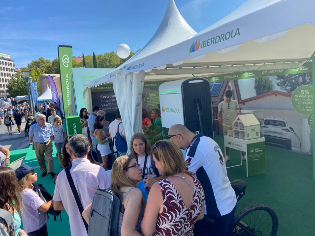 Expositor de Iberdrola en la Feria del Vehículo Eléctrico de Madrid