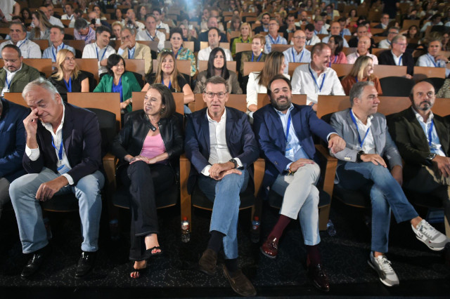 (I-D) El vicesecretario de Comunicación del Partido Popular (PP), Esteban González Pons; la secretaria general del PP, Cuca Gamarra; el presidente del PP, Alberto Núñez Feijóo; el presidente del PP de Castilla La Mancha, Paco Núñez; y el Coordinador Gener