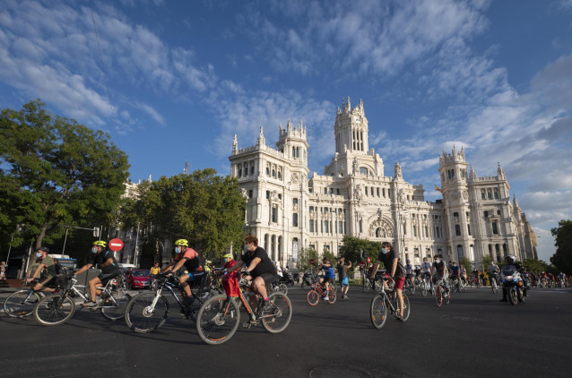 Archivo - Varias personas en bicicleta participan en la 'bicifestación', en Madrid, (España).