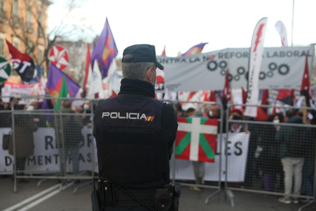 Archivo - Un policía nacional vigila la cabecera de una concentración frente al Congreso de los Diputados