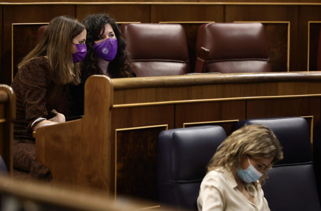 Archivo - La secretaria general de Podemos y ministra de Derechos Sociales y Agenda 2030, Ione Belarra (i), conversa con la portavoz adjunta de Unidas Podemos, Sofía Castañón (d), en una sesión plenaria, en el Congreso