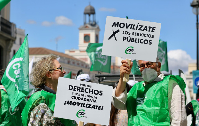 Archivo - Varias personas con banderas de CSIF durante una concentración frente al Ministerio de Hacienda y Función Pública celebrada el pasado mes de junio