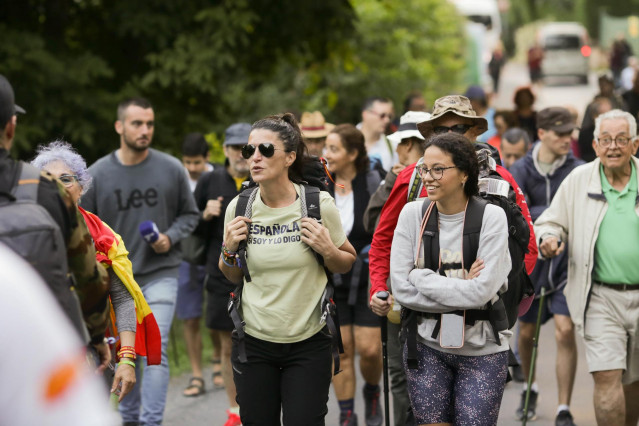 La ex portavoz de Vox en Andalucía Macarena Olona (c) comienza el Camino de Santiago, a 29 de agosto de 2022, en Sarria, Lugo, Galicia (España). Olona, que antes de ser candidata en Andalucía era secretaria general del grupo de Vox en el Congreso.