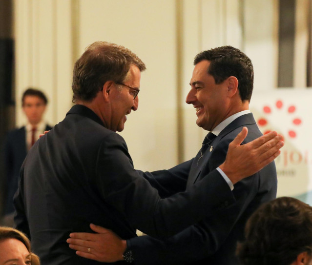 El presidente del Partido Popular, Alberto Núñez Feijóo (i) y el presidente de la Junta de Andalucía, Juanma Moreno (d), se saludan a su llegada al Foro Joly, en el Hotel Westin Palace, a 19 de septiembre de 2022, en Madrid (España). Durante el acto, More