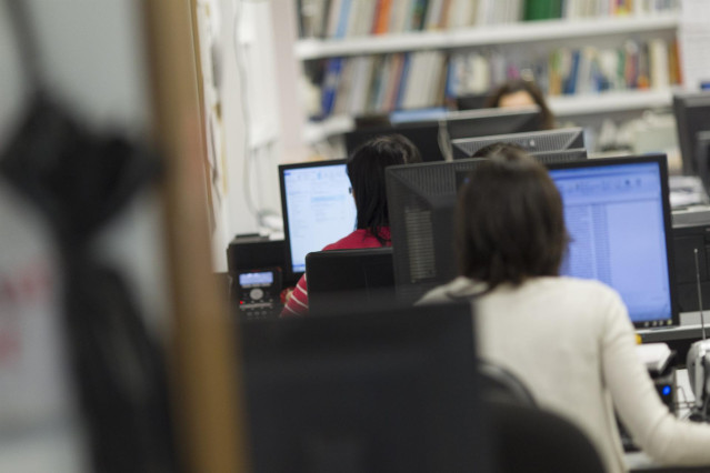 Archivo - Trabajadores en una oficina