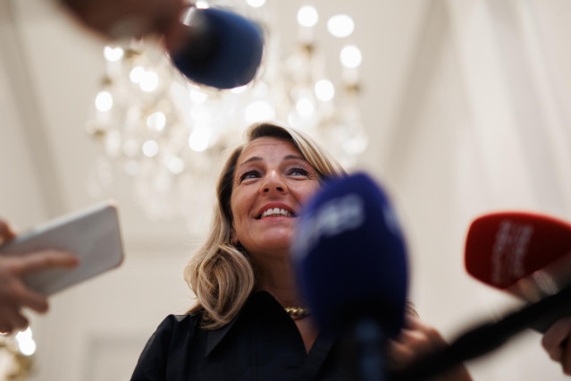 La vicepresidenta segunda y ministra de Trabajo y Economía Social, Yolanda Díaz, ofrece declaraciones a los medios a su salida de un desayuno informativo del Foro Nueva Comunicación, en el Hotel Mandarin Oriental Ritz de Madrid, a 19 de septiembre de 2022