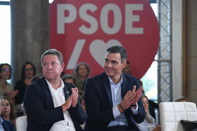 El presidente de Castilla-La Mancha y secretario general del PSCM-PSOE, Emiliano García-Page (i), y el secretario general del PSOE y presidente del Gobierno, Pedro Sánchez, en un acto de la campaña 'El Gobierno de la Gente', en el Palacio de Congresos, a