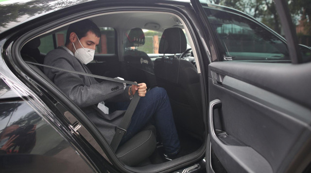 Archivo - Un cliente se monta en un coche de Cabify