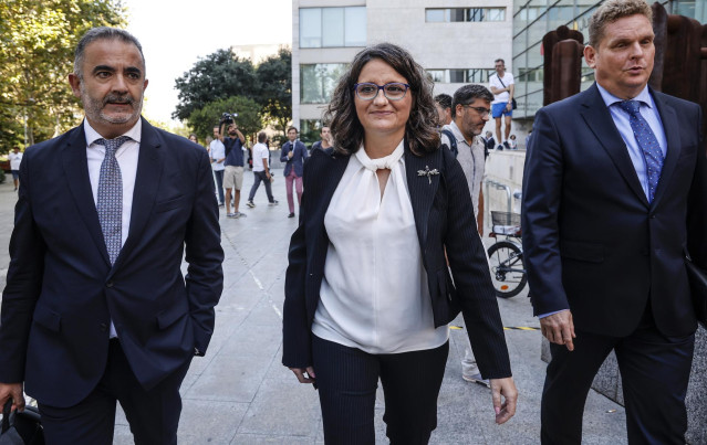 La exvicepresidenta, exportavoz y exconsellera de Igualdad y Políticas, Mónica Oltra, junto a sus abogados, Miguel Ferrer (i) y Daniel Sala (d), a su salida de un juicio en la Ciudad de la Justicia de Valencia,