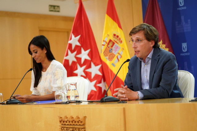 El alcalde y la vicelalcaldesa de Madrid, José Luis Martínez Almeida y Begoña Villacís, en la rueda tras la Junta de Gobierno.