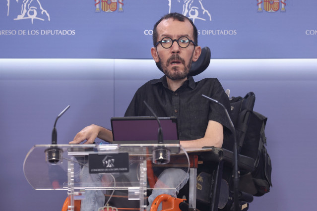 El portavoz de Unidas Podemos en el Congreso de los Diputados, Pablo Echenique, interviene en una rueda de prensa previa a una Junta de Portavoces, en el Congreso de los Diputados, a 13 de septiembre de 2022, en Madrid (España).