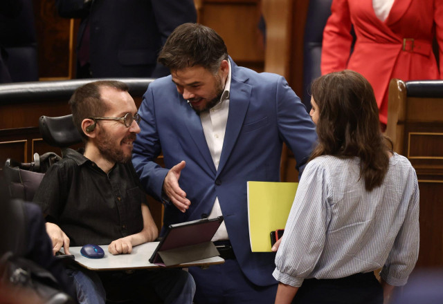 Archivo - (I-D) El portavoz de Unidas Podemos en el Congreso, Pablo Echenique; el portavoz de Esquerra Republicana (ERC) en el Congreso, Gabriel Rufián; y la ministra de Igualdad, Irene Montero, conversan en una sesión plenaria