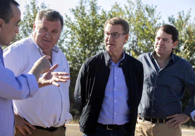 (I-D) El presidente de la DO Ribera del Duero, Enrique Pascual el  presidente del PP, Alberto Núñez Feijóo y el presidente de la Junta de Castilla y León, Alfonso Fernández Mañueco, durante su visita a un viñedo de la D.O Ribera.