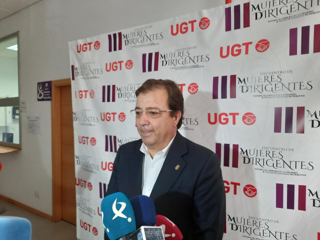 El presidente de la Junta de Extremadura, Guillermo Fernández Vara, en declaraciones a los medios durante unas jornadas de UGT sobre mujeres dirigentes
