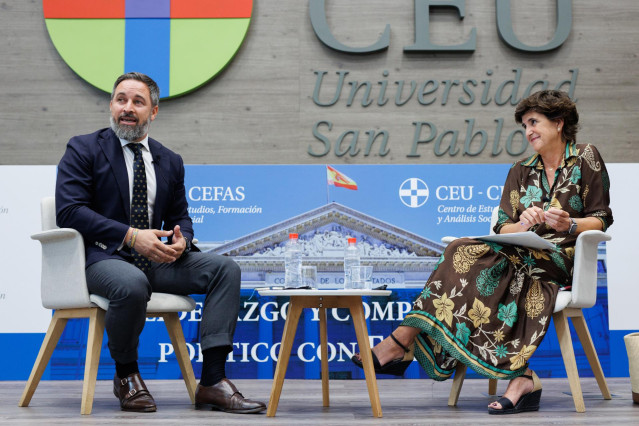 El presidente de VOX, Santiago Abascal, y la vicepresidenta de la Fundación Villacisneros, María San Gil, durante la conferencia 'Liderazgo y compromiso político con España’, en la Universidad CEU San Pablo