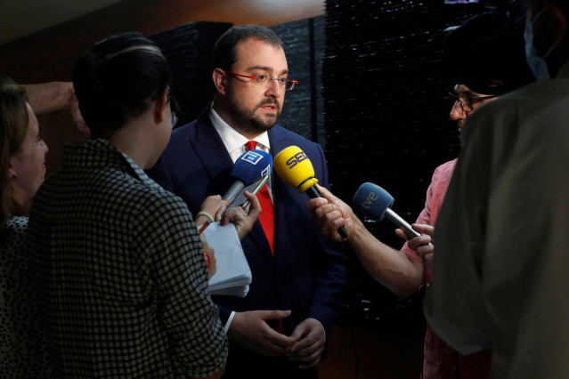 Archivo - El presidente del Principado, Adrián Barbón, atiende a los medios en la Junta.