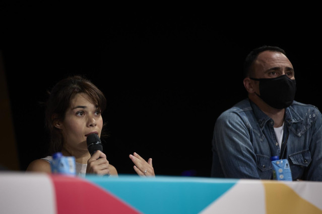 Archivo - La portavoz de Podemos, Isa Serra (i), y el consejero estatal de Unidas Podemos, Roberto Sotomayor (d), en la primera jornada de la ‘Universidad de Otoño’, organizada por Podemos, en Rivas-Vaciamadrid, a 7 de octubre de 2021, en Madrid (España).