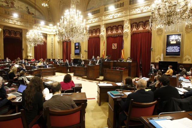 Archivo - Vista general de una sesión plenaria en el Parlament.
