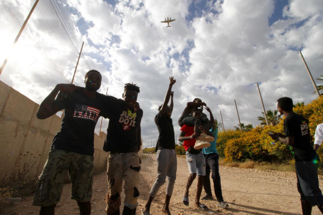 Archivo - Imagen de archivo de un grupo de migrantes se dirige al Centro Temporal de Inmigrantes (CETI), mientras celebran el salto de la valla de Melilla, a 24 de junio de 2022, en Melilla (España).