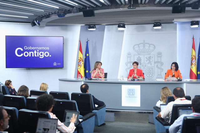(I-D) La vicepresidenta tercera y ministra para la Transición Ecológica y el Reto Demográfico, Teresa Ribera; la ministra Portavoz, Isabel Rodríguez y la ministra de Sanidad, Carolina Darias, durante una rueda de prensa posterior a la reunión del Consejo