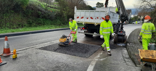 Archivo - Tareas de conservación de carreteras en Pontevedra