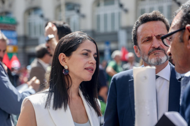 La líder de Cs, Inés Arrimadas, y el portavoz adjunto de Ciudadanos en el Congreso, Edmundo Bal, en una concentración por un tren “digno” para Extremadura, frente al Congreso de los Diputados, a 8 de septiembre de 2022, en Madrid (España).