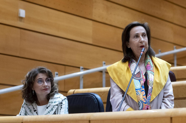 Archivo - La ministra de Hacienda y Función Pública, María Jesús Montero (i) y la ministra de Defensa, Margarita Robles (d), interviene en una sesión de control al Gobierno en el Senado