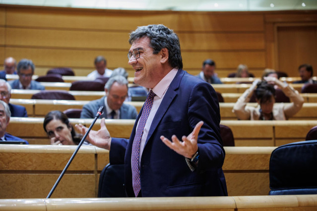 Archivo - El ministro de Inclusión, Seguridad Social y Migraciones, José Luis Escrivá, interviene durante una sesión plenaria, en el Senado, a 21 de junio de 2022, en Madrid (España). Esta es la última sesión de control al Gobierno antes del parón estival