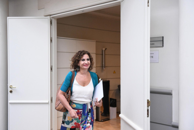 La ministra de Hacienda, María Jesús Montero, a su llegada a una sesión de control al Gobierno en el Senado, a 20 de septiembre de 2022, en Madrid (España).