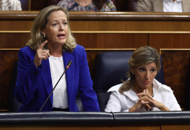 La vicepresidenta primera y ministra de Asuntos Económicos y Transformación Digital, Nadia Calviño, interviene en una sesión plenaria en el Congreso de los Diputados, a 21 de septiembre de 2022, en Madrid (España). Durante el pleno, el ministro de Interio