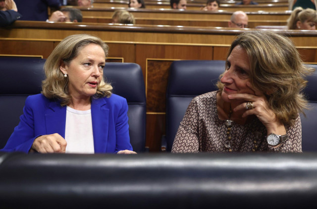 La vicepresidenta primera y ministra de Asuntos Económicos y Transformación Digital, Nadia Calviño (i) y la vicepresidenta tercera y ministra para la Transición Ecológica, Teresa Ribera (d), durante una sesión plenaria en el Congreso de los Diputados, a 2