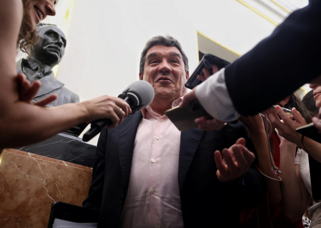 El ministro de Inclusión, Seguridad Social y Migraciones, José Luis Escrivá, ofrece declaraciones a los medios a su llegada a la sesión plenaria en el Congreso de los Diputados