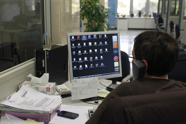 Archivo - Un empleado en su oficina.