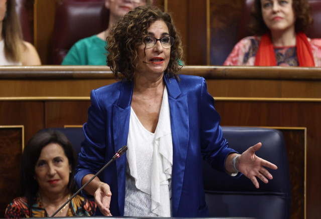 La ministra de Hacienda, María Jesús Montero, interviene durante una sesión plenaria en el Congreso de los Diputados, a 21 de septiembre de 2022, en Madrid (España).