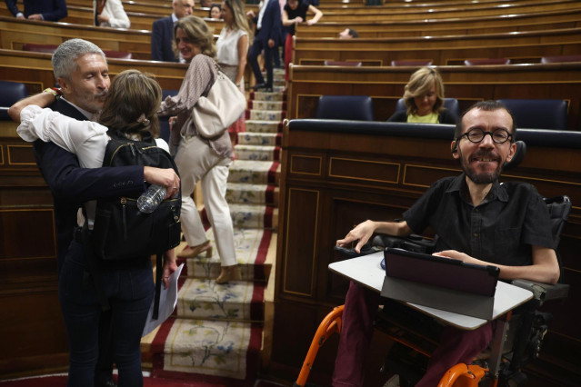 El ministro de Interior, Fernando Grande-Marlaska (i) y el portavoz de Unidas Podemos, Pablo Echenique (d), durante una sesión plenaria en el Congreso de los Diputados, a 21 de septiembre de 2022, en Madrid (España).