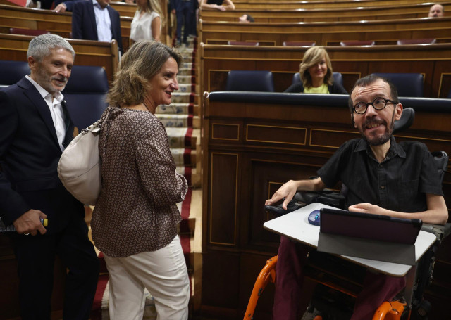 (I-D) El ministro de Interior, Fernando Grande-Marlaska; la vicepresidenta tercera y ministra para la Transición Ecológica, Teresa Ribera y el portavoz de Unidas Podemos, Pablo Echenique, durante una sesión plenaria