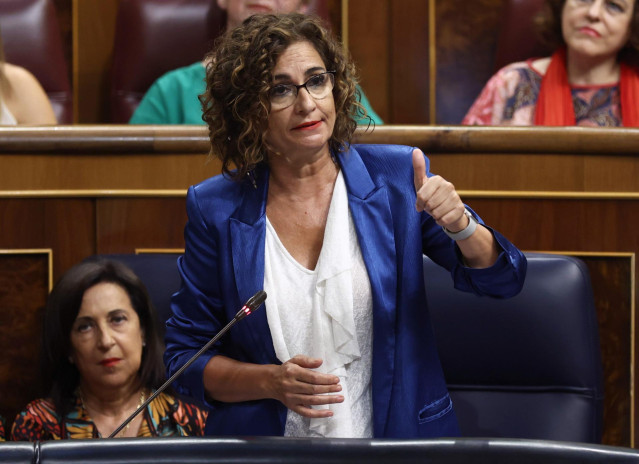 La ministra de Hacienda, María Jesús Montero, interviene durante una sesión de control al Gobierno, en el Congreso