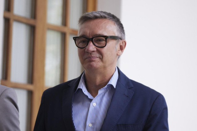 El portavoz del Grupo Parlamentario Vox, Manuel Gavira, durante la ronda de ruedas de prensa de portavoces de los grupos parlamentarios con motivo de la reunión de la Mesa y de la Junta de Portavoces en el Parlamento de Andalucía, a 21 de septiembre de 20