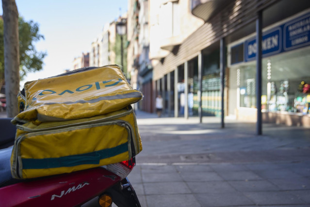 Archivo - Un repartidor de Glovo, a 28 de julio de 2022, en Madrid (España).