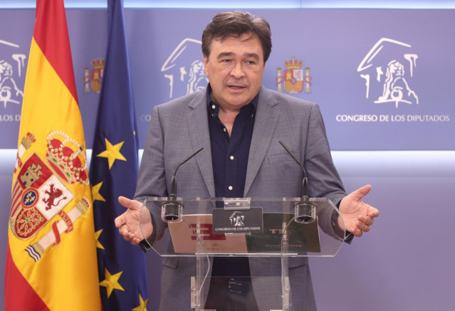 Archivo - El diputado de Teruel Existe, Tomás Guitarte, en una rueda de prensa en el Congreso
